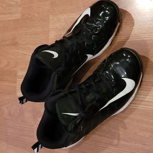 Nike Boys football cleats size 6Y, black and white